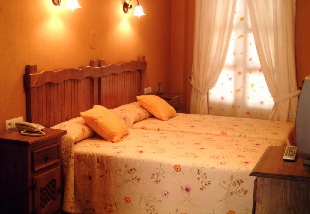 Hotel Posada Casas Viejas Беналуп Касас Виехас Стая снимка